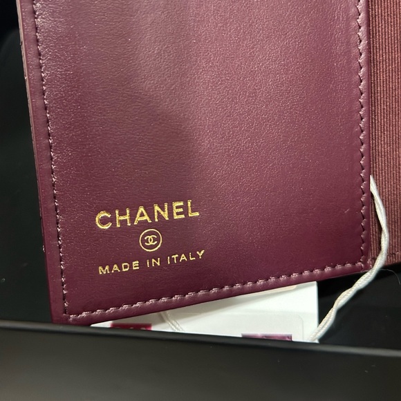 CHANEL Classic Passport Caviar in Burgundy Caviar Gold Hardware - Picture 3 of 4